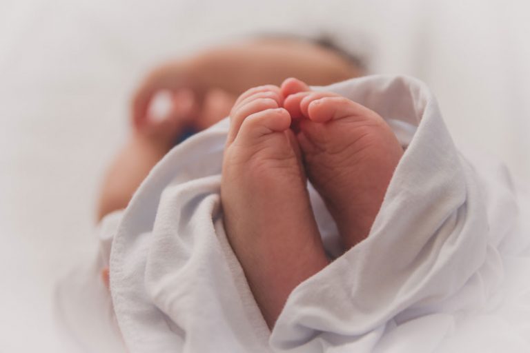 memberi nama anak