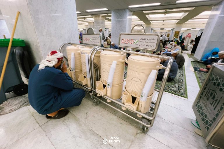 Jemaah duduk berhampiran tong air zamzam di dalam Masjidil Haram
