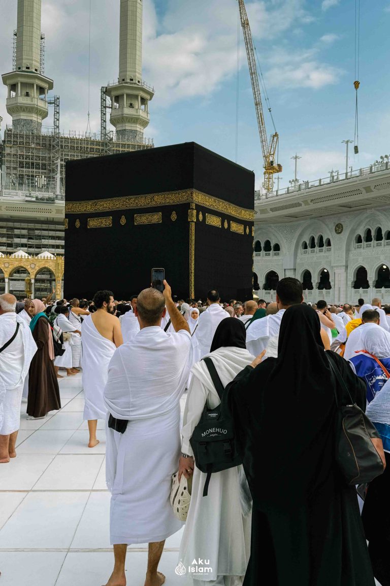 Jemaah berjalan menuju Kaabah
