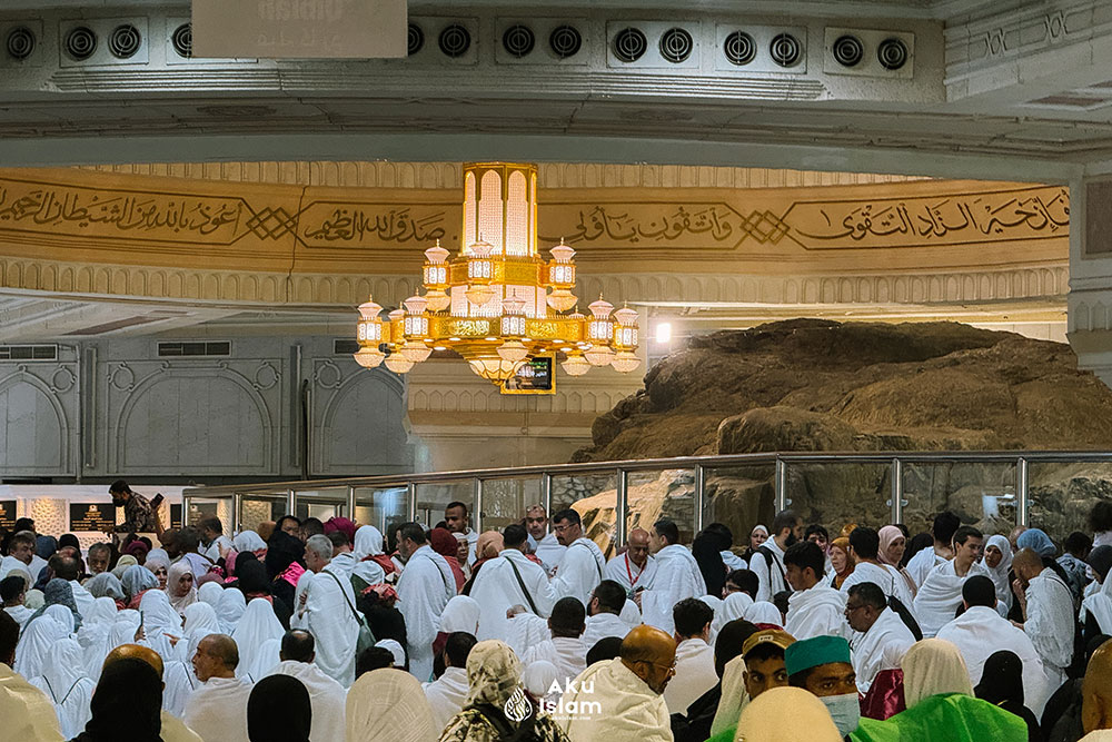 Jemaah Haji dan Umrah berkumpul di hadapan Bukit Safa, tempat permulaan ibadah saie dalam Masjidil Haram.
