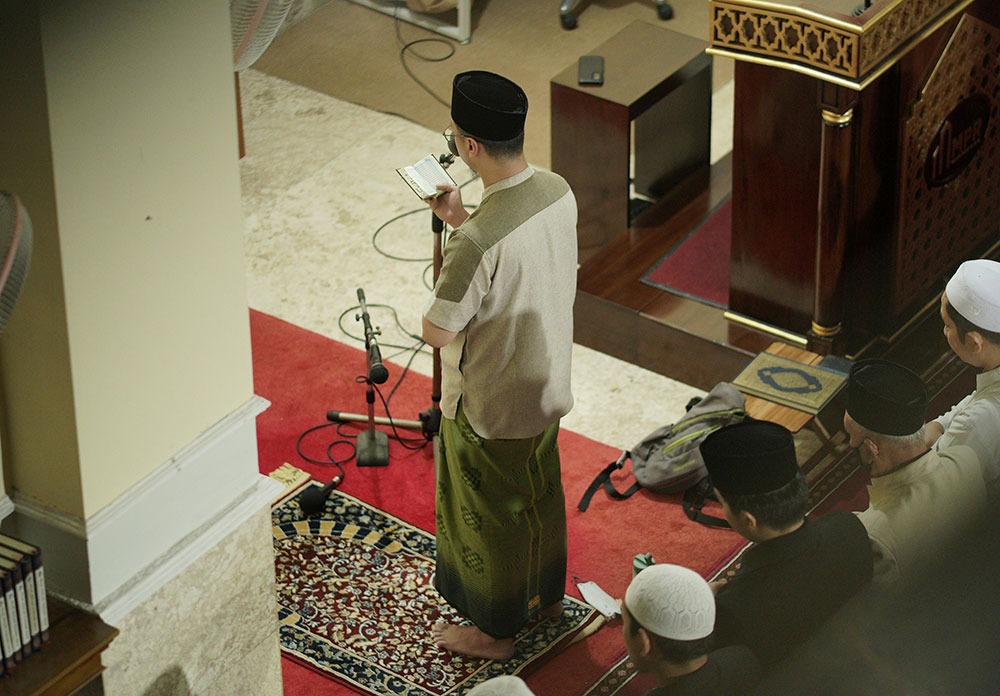Memegang al Quran sambil solat