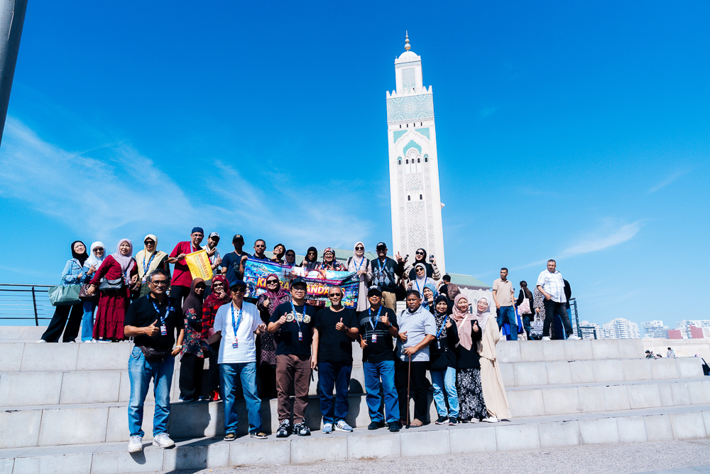 Kumpulan jemaah Kembara Sufi di hadapan Masjid Hassan II, Casablanca