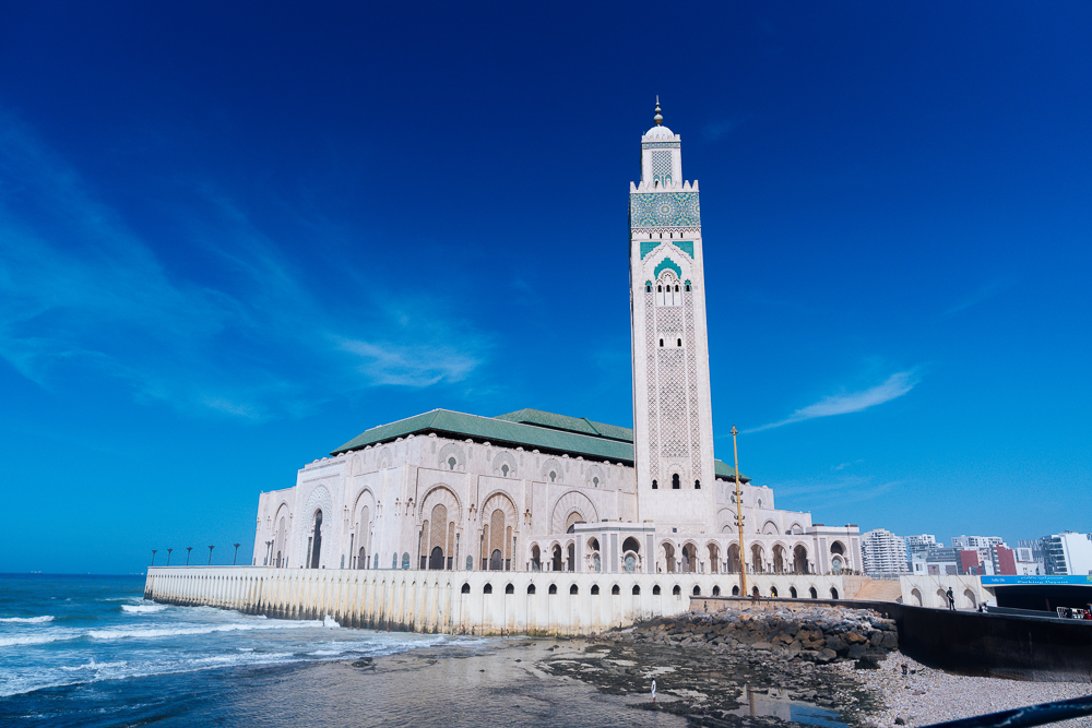Menara Masjid Hassan II di Casablanca dengan langit biru