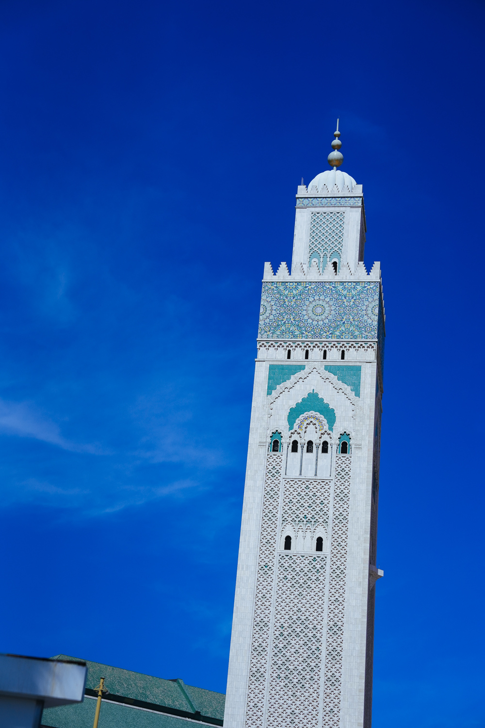 Menara Masjid Hassan II dengan hiasan zellige