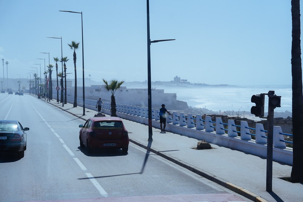 Ombak Atlantik memercik ke tebing pesisir Corniche Casablanca