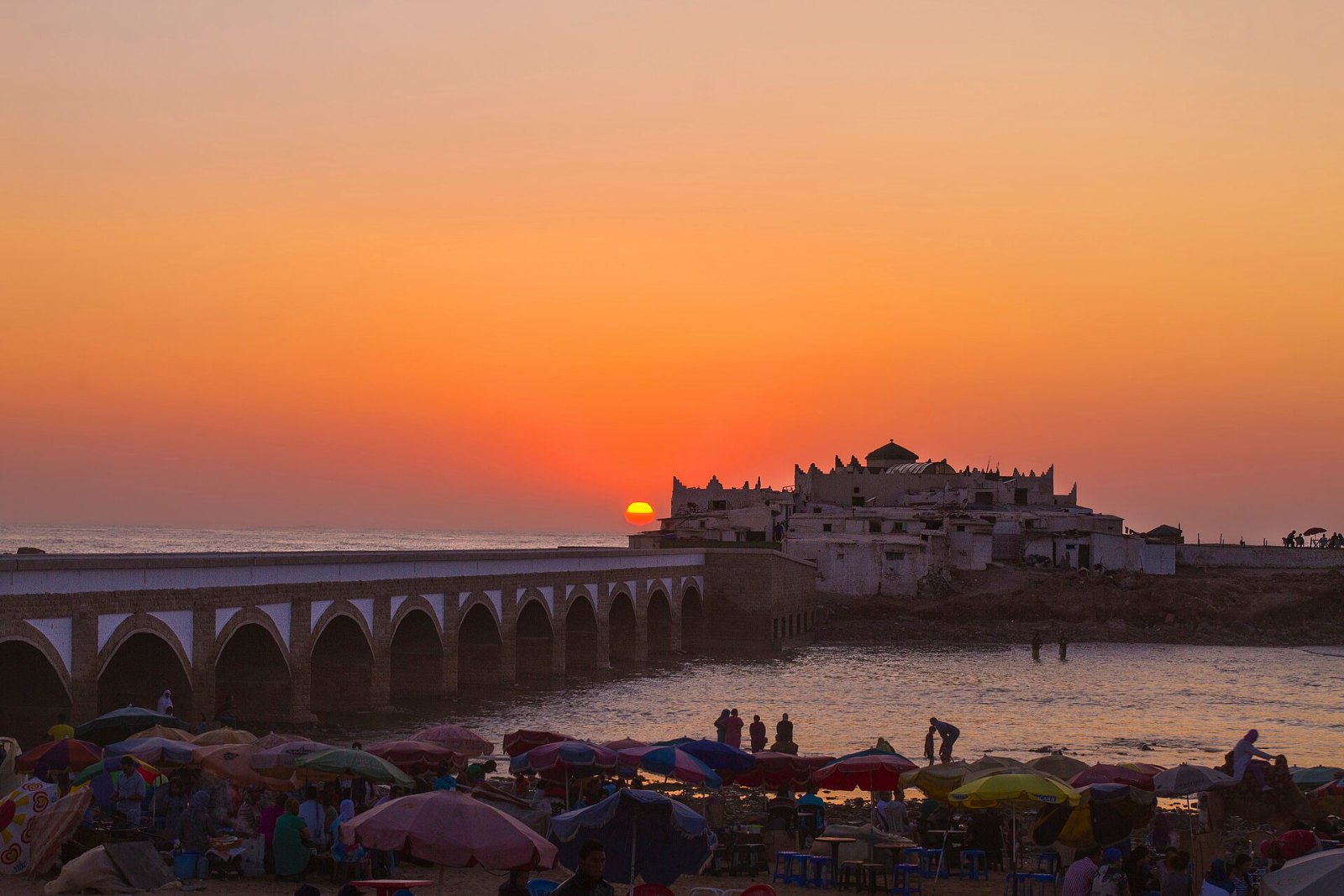 Pulau kecil Sidi Abderrahmane di hujung Corniche Ain Diab pada waktu senja