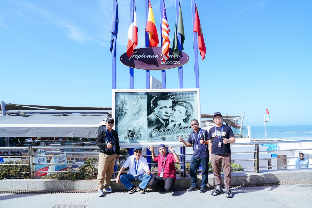 Peserta rombongan bergambar di tepi laut Corniche Ain Diab Casablanca
