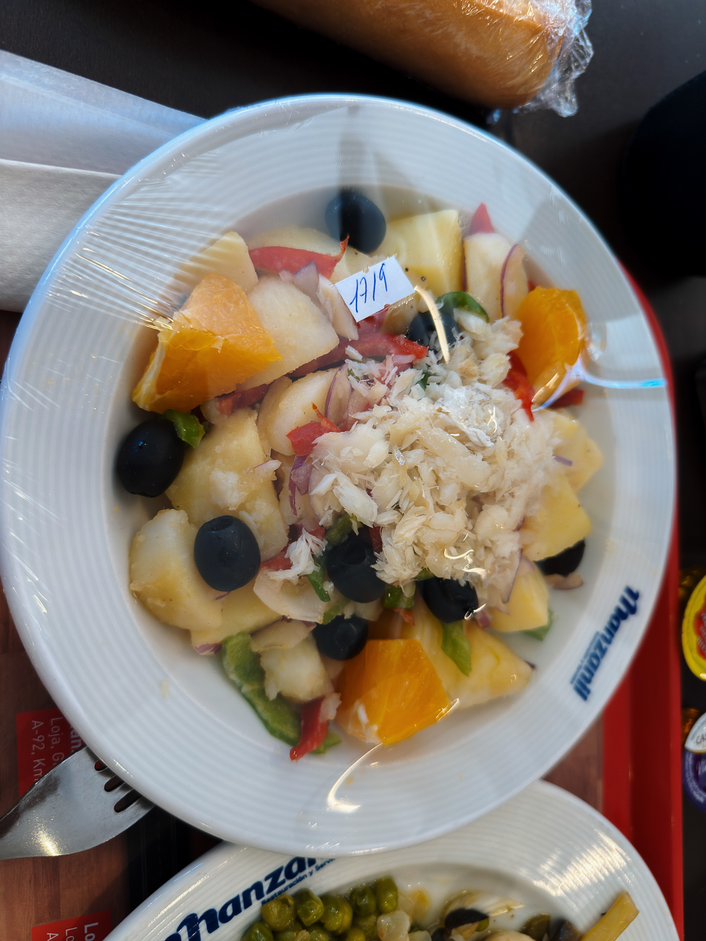 Hidangan buah, zaitun dan makanan laut di restoran Sepanyol untuk panduan makanan Muslim traveller.