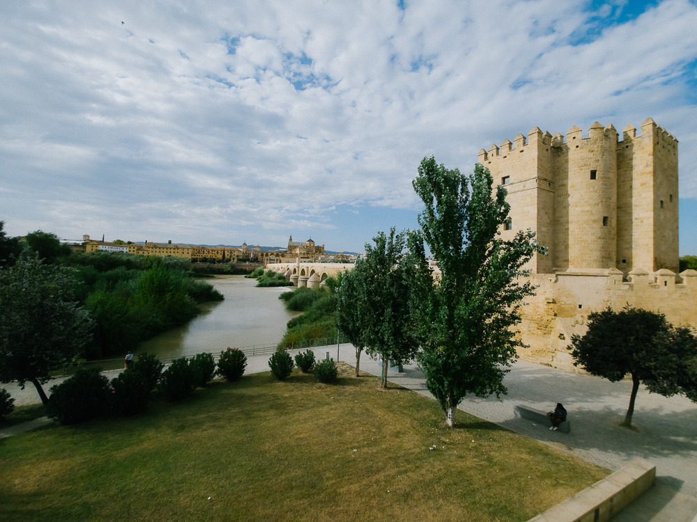 Panduan Cordoba Sepanyol dengan pemandangan Sungai Guadalquivir dan Masjid Cordoba