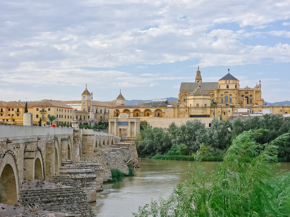 Panduan Cordoba Sepanyol dengan pemandangan Sungai Guadalquivir dan Masjid Cordoba