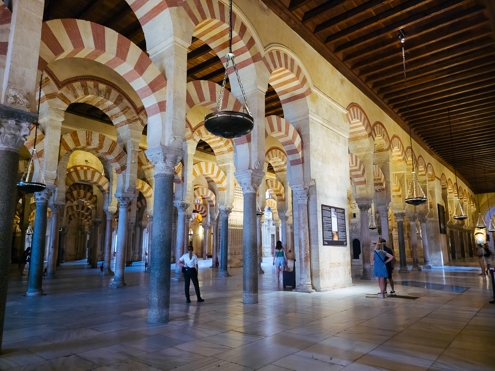 Panduan Cordoba melihat ruang dalaman Masjid Agung Cordoba yang bersejarah