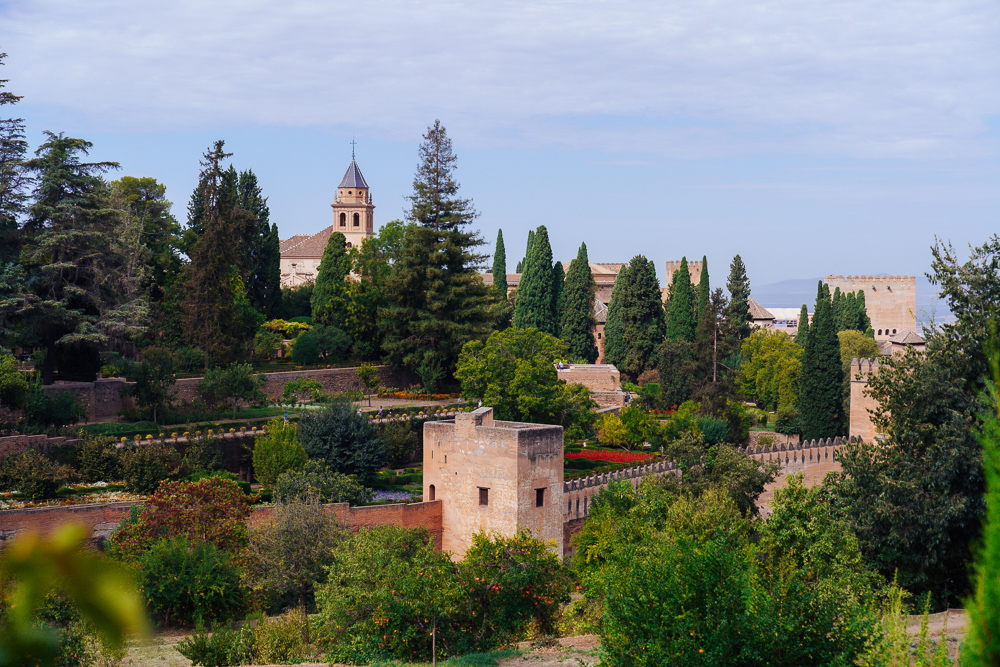 Pemandangan taman dan kawasan Alhambra di Granada dalam panduan Sepanyol warisan Andalusia.