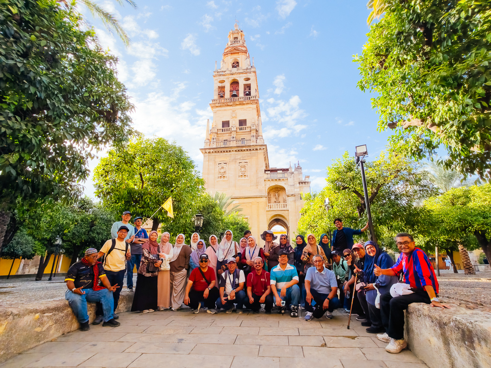 Peserta Kembara Sufi Travel and Tours dalam panduan Cordoba bersama tour guide berpengalaman