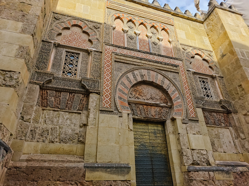 Perincian seni bina Masjid Agung Cordoba dalam panduan Cordoba Sepanyol