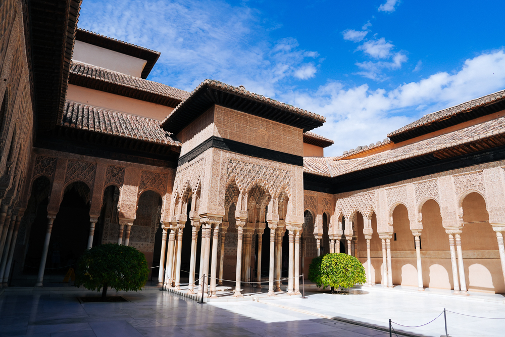 Seni bina halaman Alhambra di Granada dengan ukiran dan lengkungan warisan Andalusia Sepanyol.