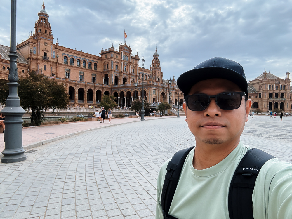 Penulis bergambar di Plaza de España Sevilla dalam panduan travel Sepanyol dan jejak Andalusia.
