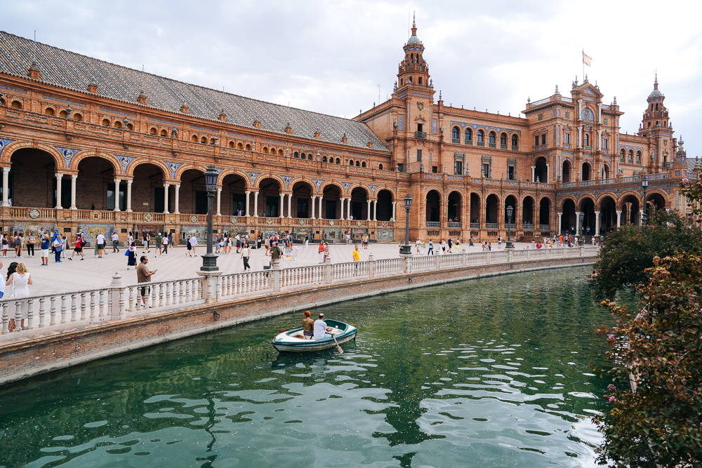 Pemandangan Plaza de España Sevilla dalam panduan travel Sepanyol dan bandar bersejarah Andalusia.