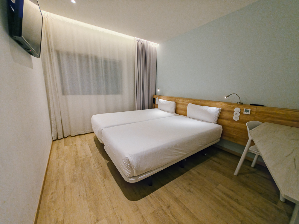 Bilik hotel selesa yang disediakan oleh Kembara Sufi Travel and Tours untuk peserta sepanjang pakej travel Sepanyol.