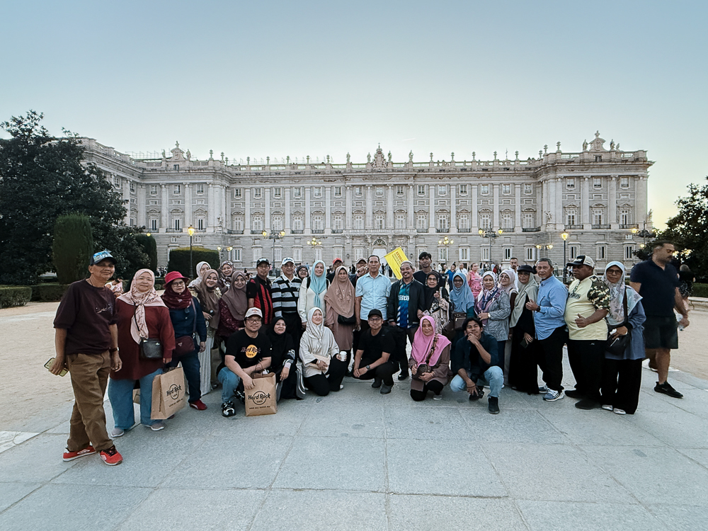 Peserta Kembara Sufi Travel and Tours bergambar di hadapan Royal Palace of Madrid dalam panduan travel Sepanyol.