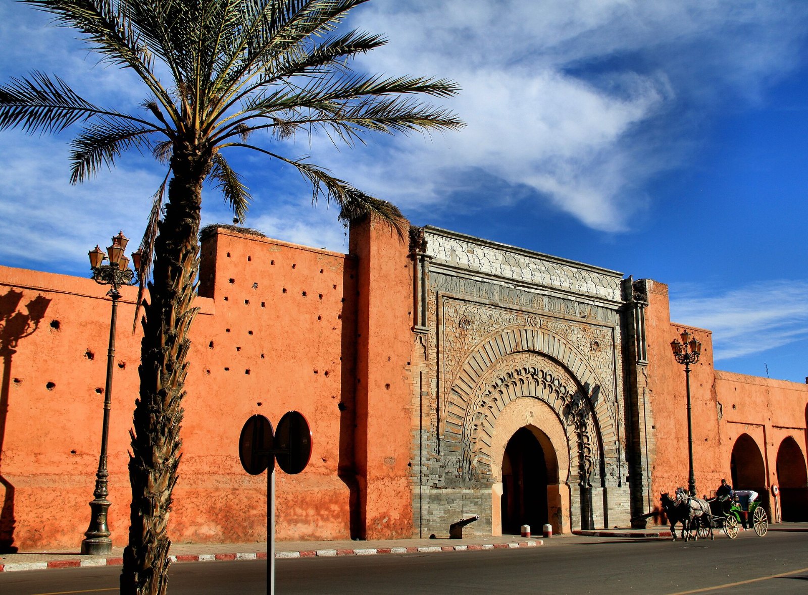 Bab Agnaou, pintu batu berukir ke kawasan Kasbah Marrakech