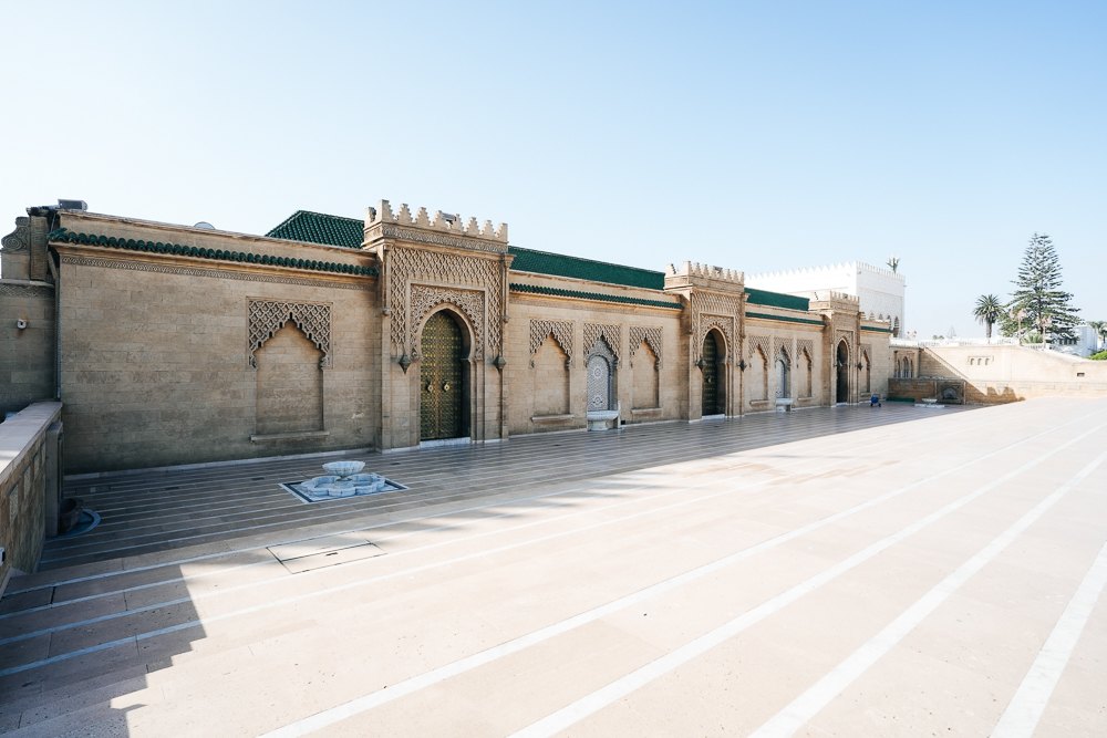 Bangunan sisi berbumbung hijau di dataran kompleks Makam Mohammed V, Rabat