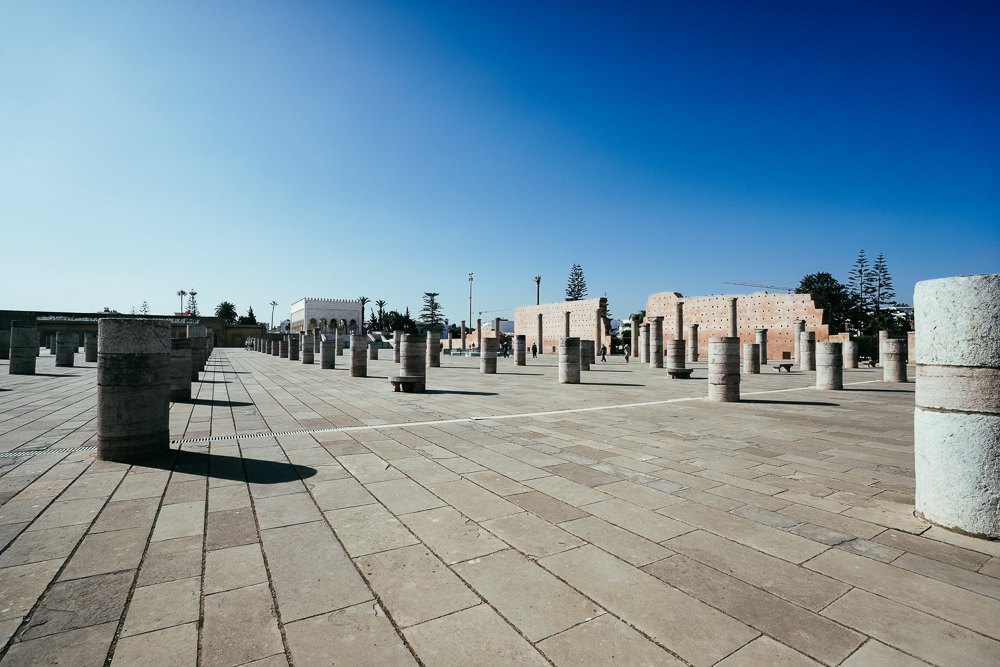 Barisan tiang Masjid Hassan di dataran Rabat