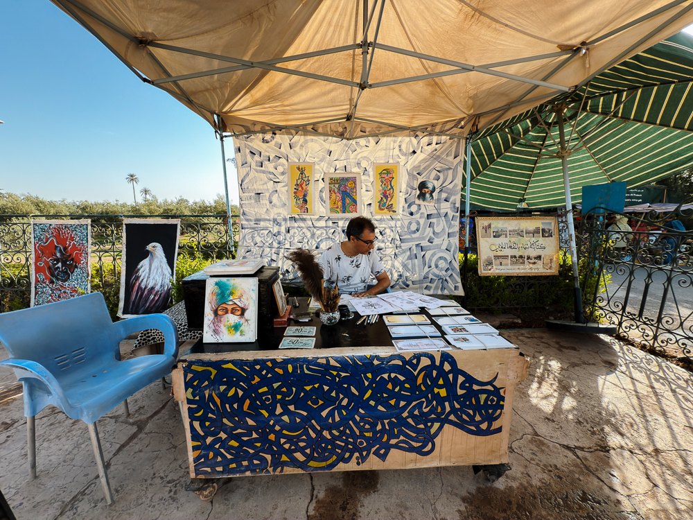 Gerai pelukis tempatan menjual lukisan dan kraf di Taman Menara Marrakech