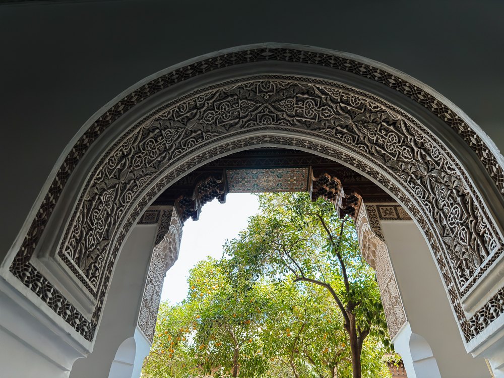 Gerbang berukir plaster di Istana Bahia dengan taman di sebaliknya