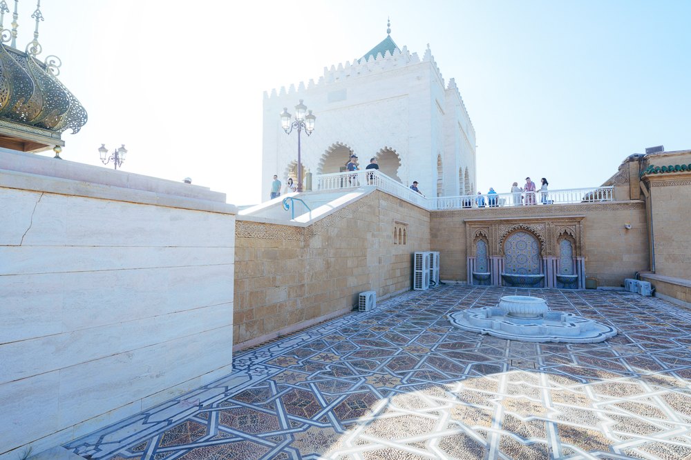 Halaman marmar masjid di bawah Makam Mohammed V Rabat