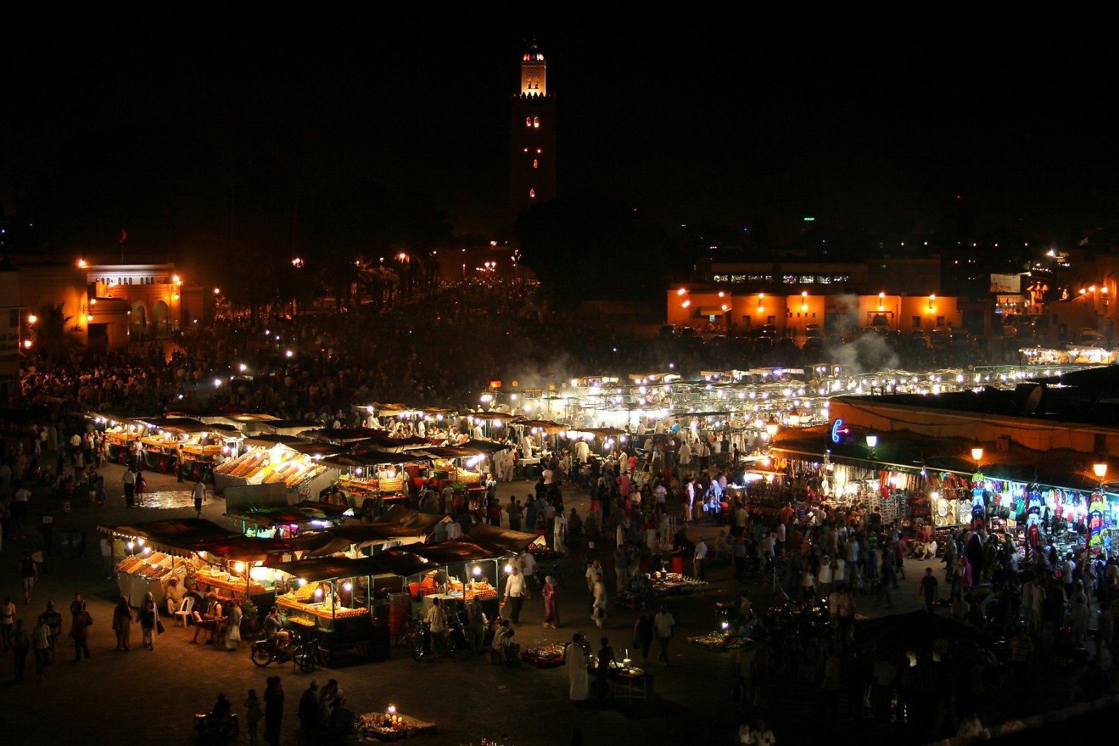 Gerai makanan dan asap panggang di Jemaa el-Fnaa pada waktu malam