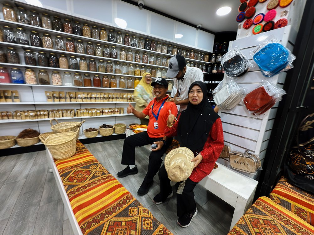 Kedai herba dan rempah tradisional di Medina Marrakech dengan balang tersusun