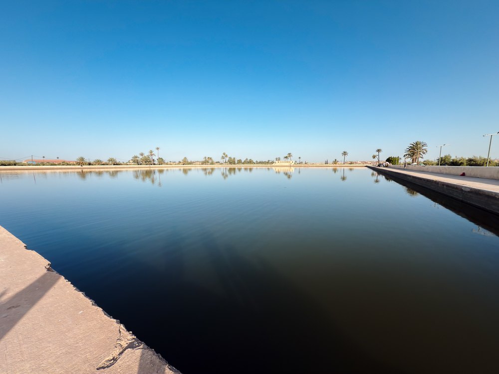 Kolam takungan Taman Menara Marrakech yang luas dengan tebing batu di sisinya