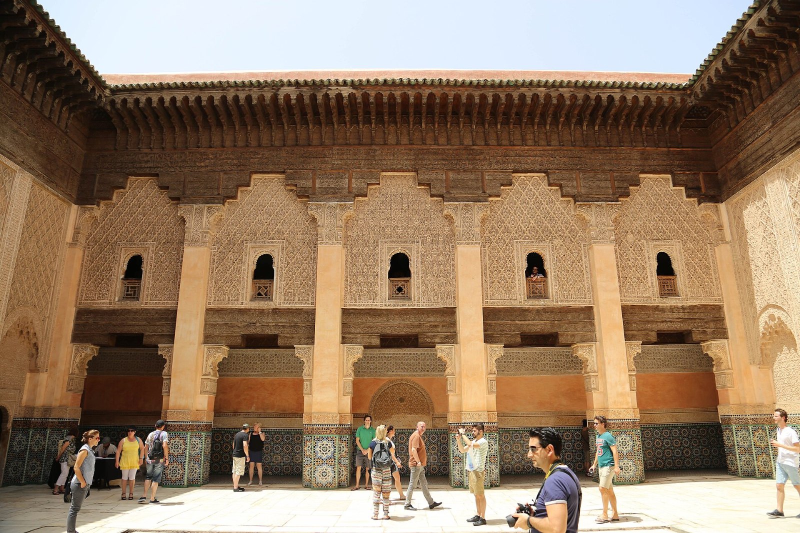 Halaman Madrasah Ben Youssef dengan kolam dan ukiran kayu cedar