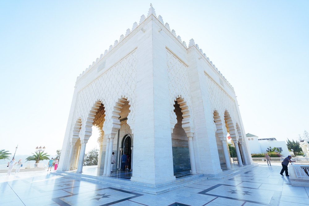 Bangunan Makam Mohammed V Rabat bermarmar putih dengan bumbung hijau