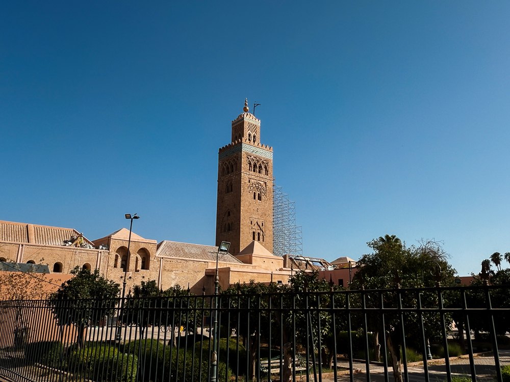 Menara Masjid Koutoubia Marrakech dilihat dari taman di sisi tapak masjid pertama