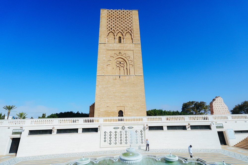 Menara Hassan di Rabat dilihat dari kawasan makam