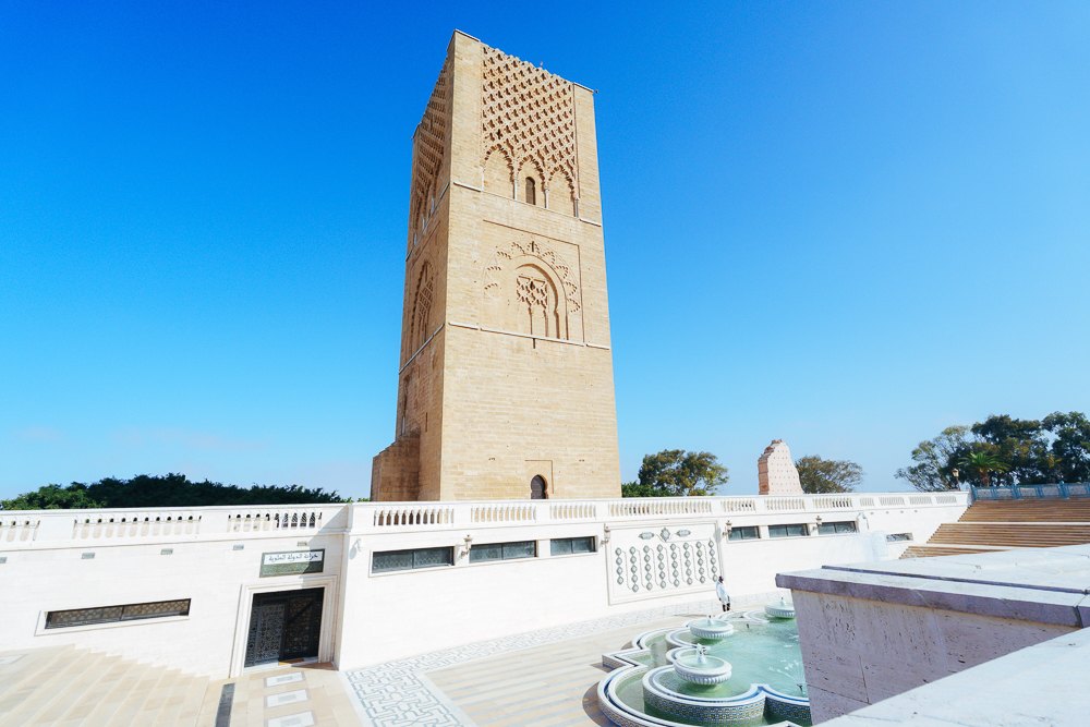 Menara Hassan dilihat dari teres air pancut Makam Mohammed V