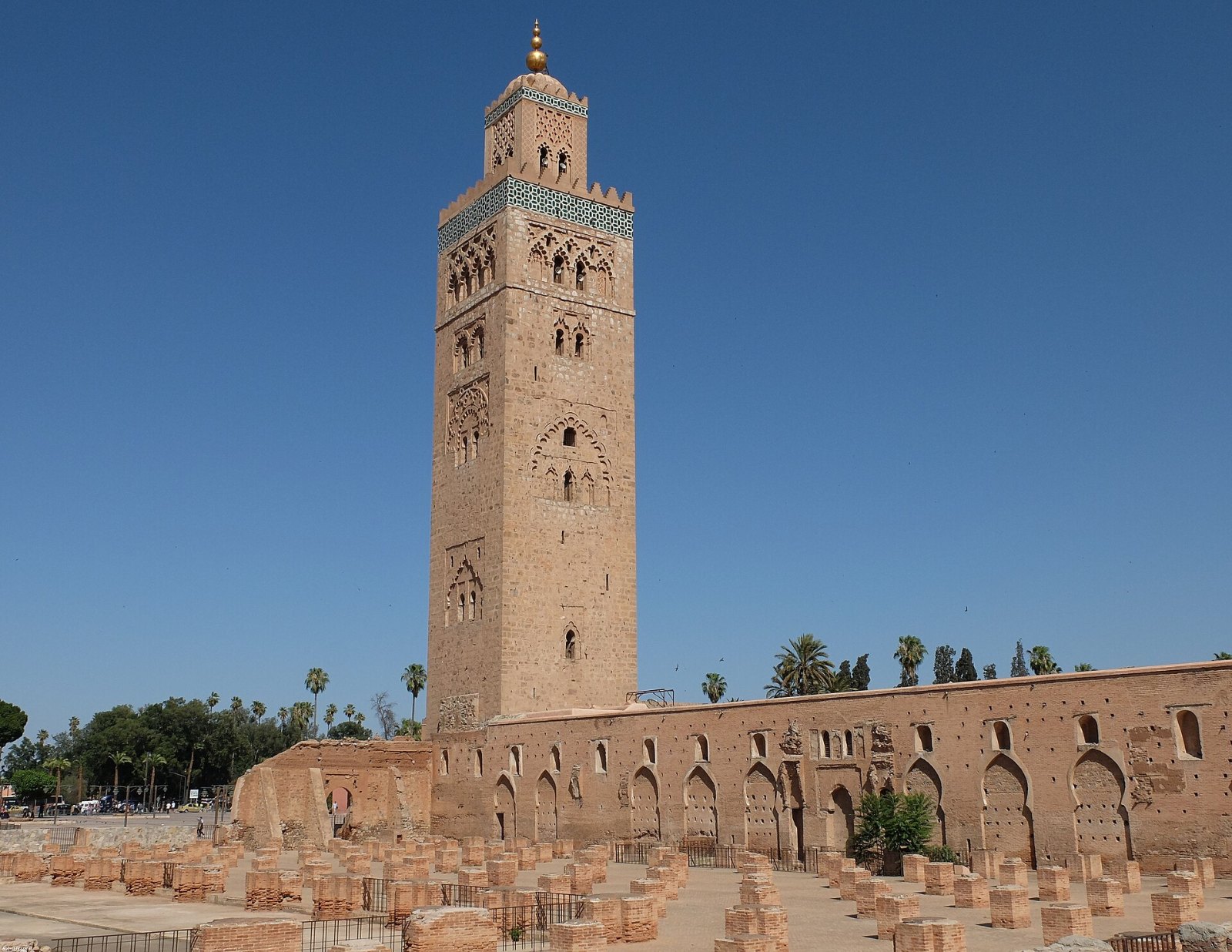 Menara Koutoubia setinggi sekitar 77 meter dan dinding luar dewan solat Masjid Koutoubia