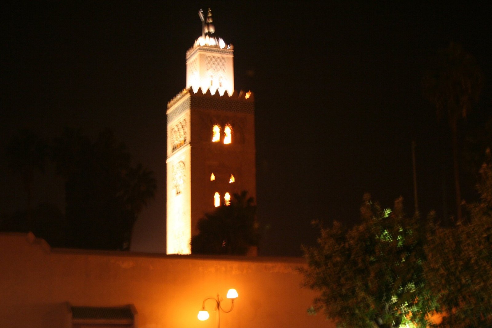 Menara Masjid Koutoubia Marrakech bercahaya pada waktu malam