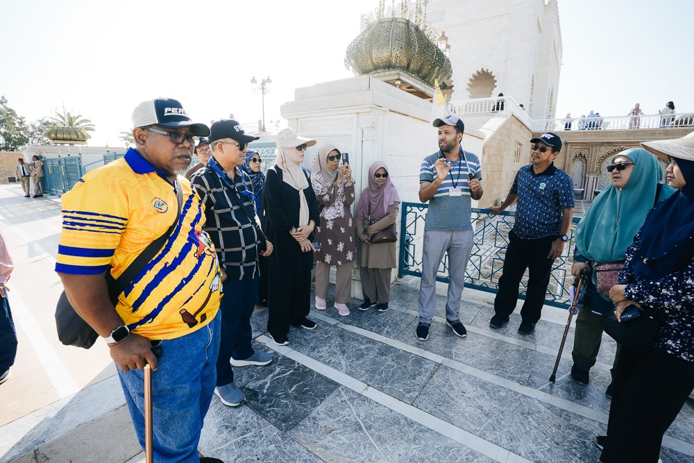 Pemandu tempatan menerangkan sejarah kepada rombongan di kompleks Makam Mohammed V