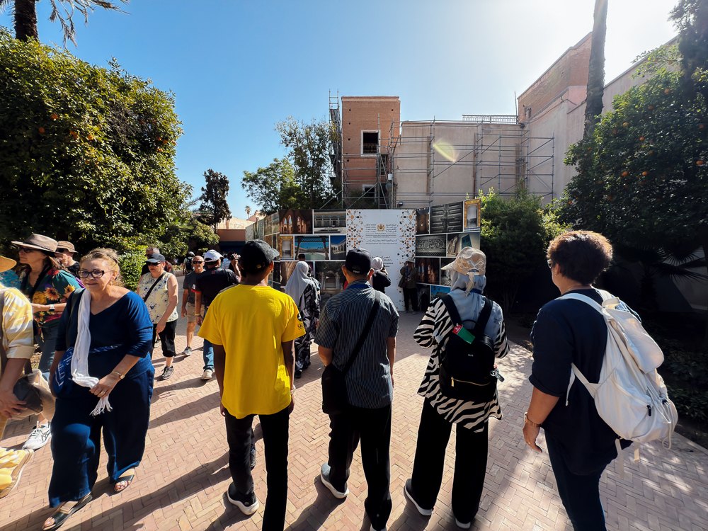 Peserta rombongan berjalan di lorong Medina Marrakech menuju Istana Bahia
