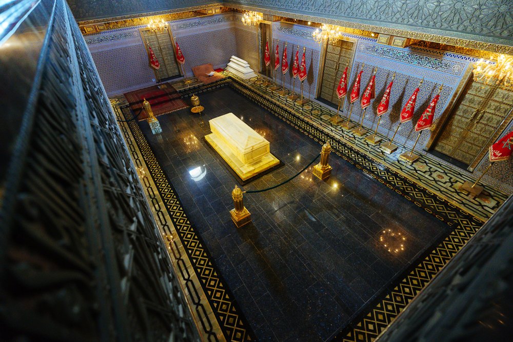 Ruang dalam Makam Mohammed V dilihat dari balkoni dengan nisan marmar di tengah