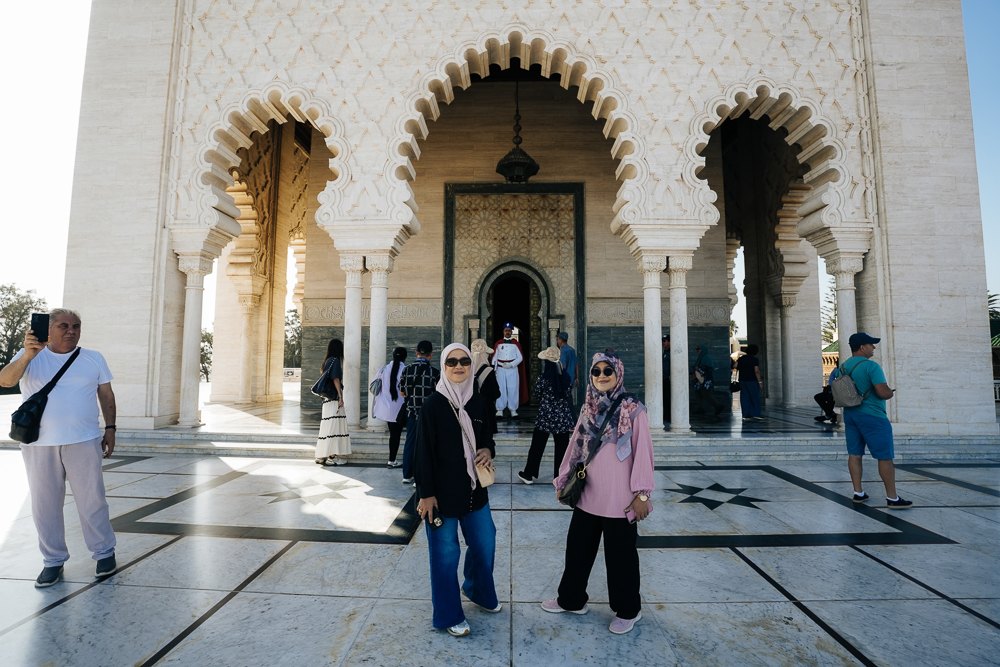 Pelawat di serambi berlengkung Makam Mohammed V Rabat