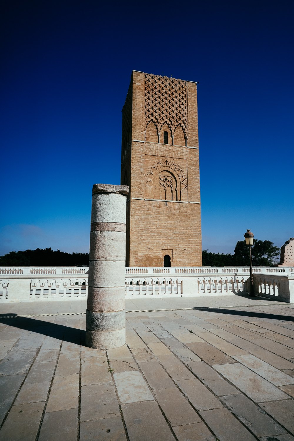 Tiang Masjid Hassan dengan Menara Hassan di belakang