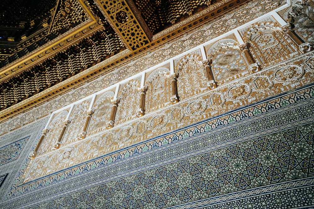 Ukiran plaster dan jubin zellige pada dinding dalam Makam Mohammed V