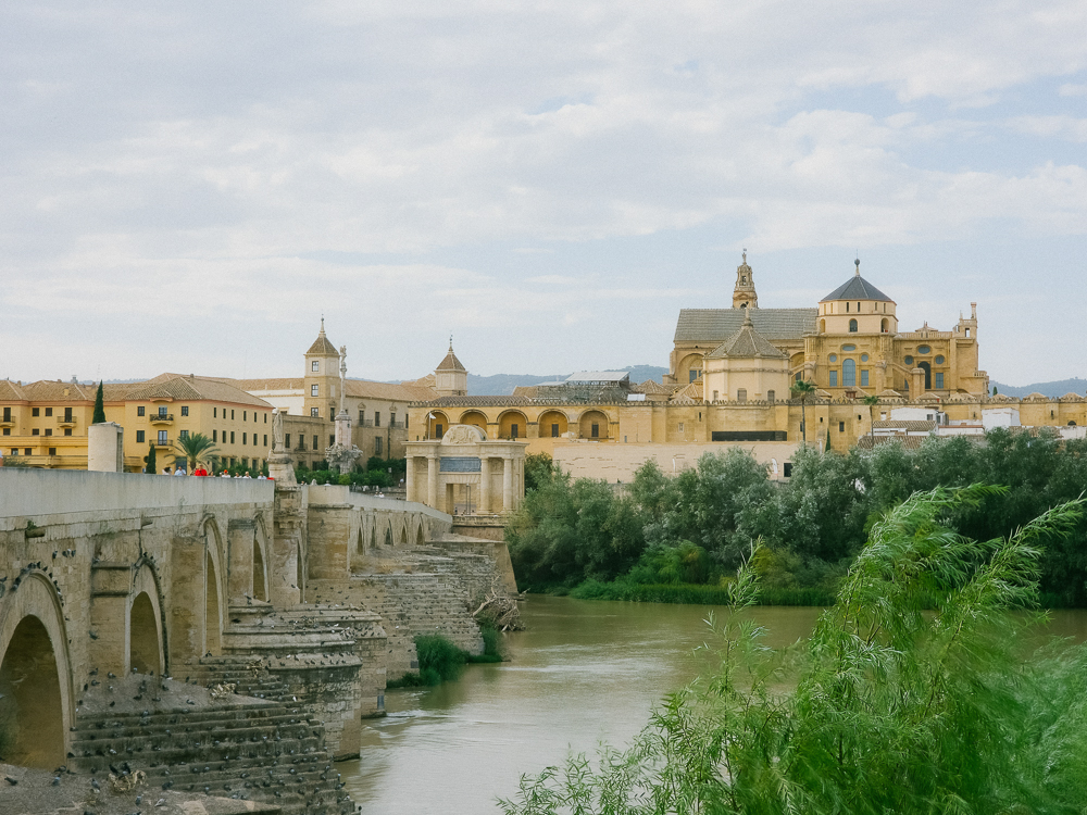 Masjid Agung Cordoba dilihat dari tebing Sungai Guadalquivir bersama Jambatan Rom dalam kawasan bersejarah Cordoba