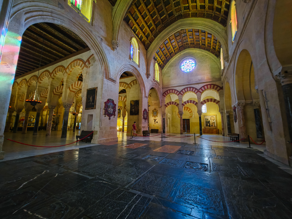 Ruang dalaman Masjid Agung Cordoba dengan lengkungan Andalusia, bukaan cahaya dan elemen gereja dalam kawasan warisan bersejarah Cordoba.