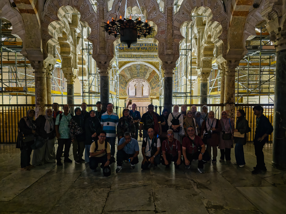 Penulis dan peserta Kembara Sufi Travel and Tours bergambar di hadapan mihrab Masjid Agung Cordoba dalam panduan warisan Andalusia.