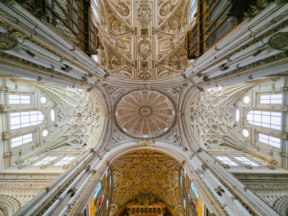 Hiasan siling Masjid Agung Cordoba dengan perincian seni bina katedral dalam kawasan warisan bersejarah Cordoba.