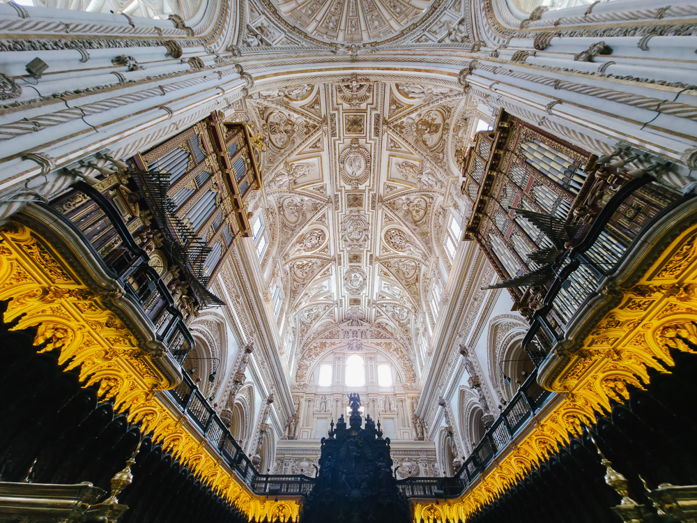 Ruang dalaman Masjid Agung Cordoba dengan hiasan gereja dan elemen katedral dalam kawasan bersejarah warisan Andalusia.